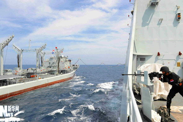 海军两艘万吨护航舰首次远洋航行补给（图）