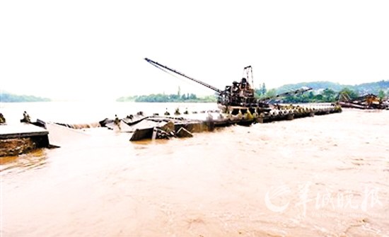 武汉：挖沙船撞断百米大桥（图）