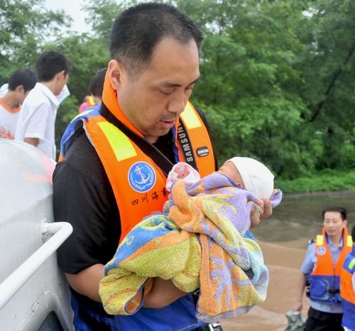 四川海事局紧急营救大中坝岛上被困群众