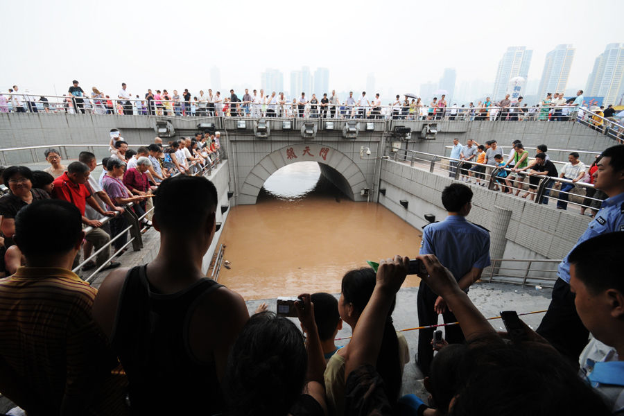 20年来最大洪峰过重庆水漫朝天门码头