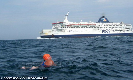 老妇创横渡英吉利海峡最慢纪录（组图）