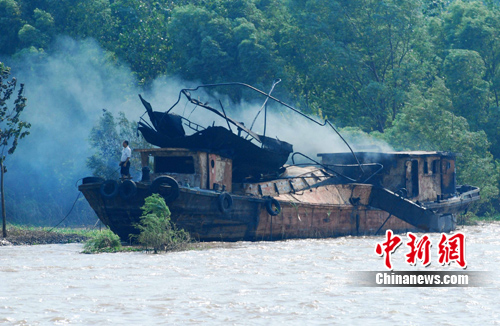 九江水域货船爆炸 岸上居民楼震裂（图）