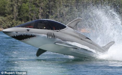 发明家造鲨鱼船 可潜水腾空高达4米（图）