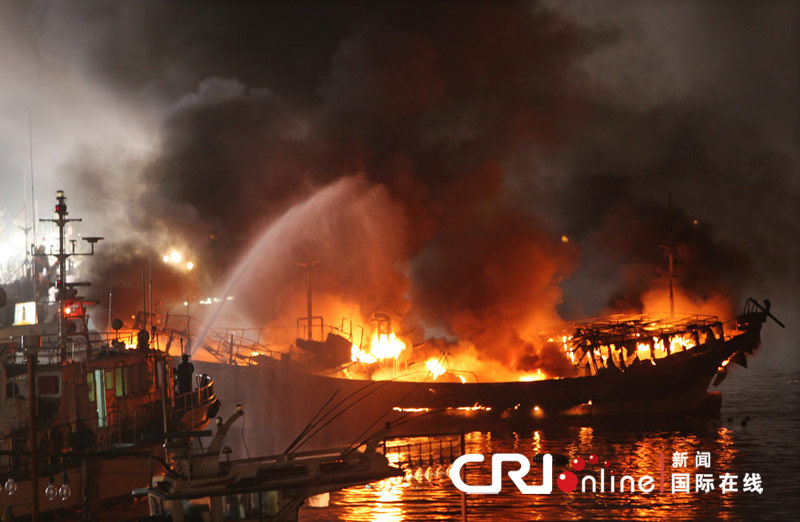 高清组图：“玛瑙”来袭韩国港口发生火灾
