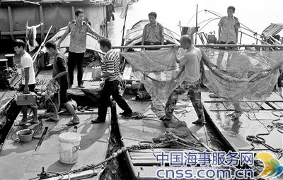 武汉渔政处突击新洲抓了4艘电鱼船