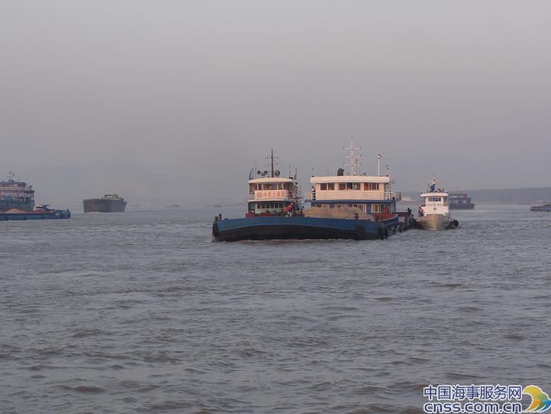 铜陵海事奋力施救公铁大桥水域3000吨失控船舶