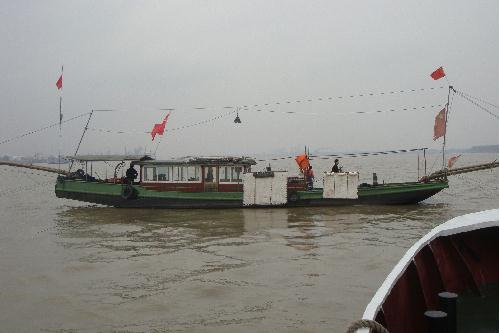 南京海事局海巡艇及时劝离捕蟹船舶（图）