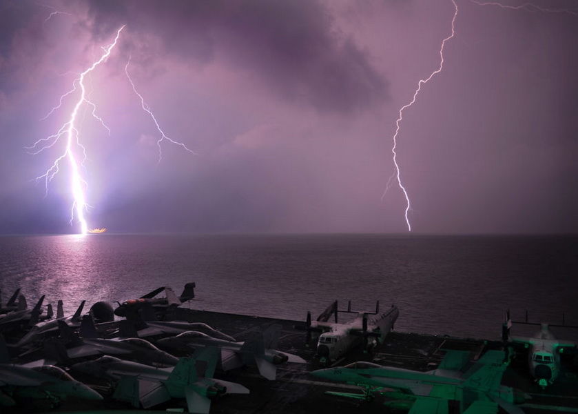 高清：美军林肯号航母通过马六甲时遭遇壮观雷暴