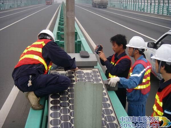 宁波航标处抢修杭桥75号雷达应答器（图）