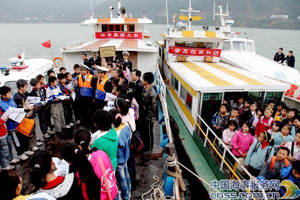 长江海事为三峡库区乘船学生开办流动学校