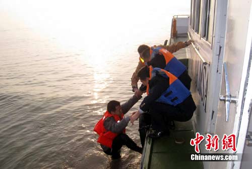 长江湖口段突起大雾 两船相撞3人落水后获救