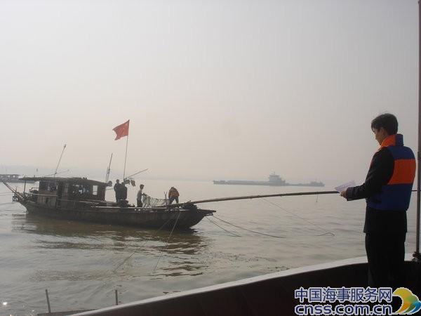铜陵海事处劝导捕蟹渔船停止作业