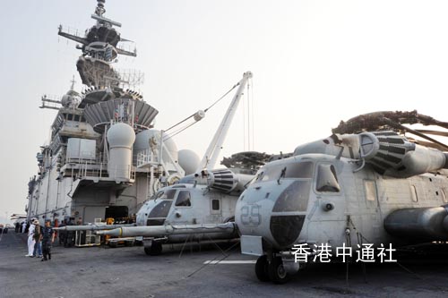 美两栖攻击舰泊香港补给 船员兴奋游港购物