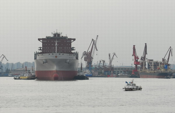吴淞海事处监护大型新造船黄浦江拖带出口