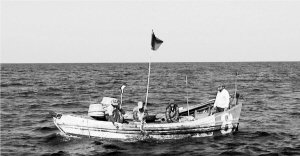 仔船下海船员齐动手 体验传统延绳钓作业