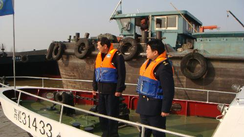 苏皖海事联动执法 整治河口停泊秩序