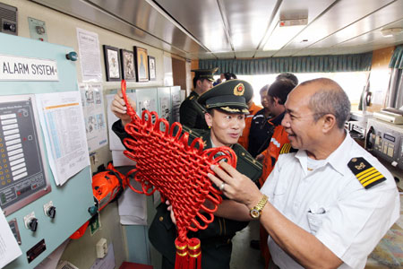 边检警官向外轮船员赠送“中国结”