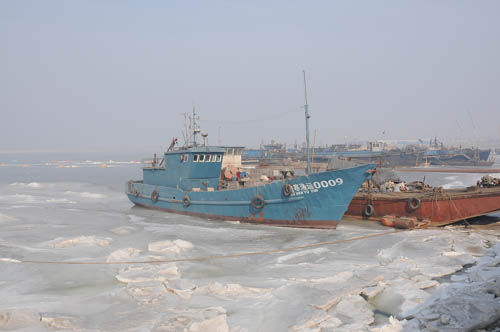 潍坊一施工船缆绳突断 4船员被海冰围困
