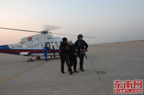 渔民头部受伤 东海第二救助飞行队直升机救助