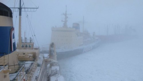 俄2船只被困冰海逾半月 俄出动直升机指路（图）