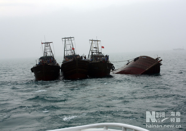 中国渔船琼州海峡被外籍船撞沉（图）