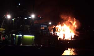 三亚一艘百吨渔船起火 无人员伤亡
