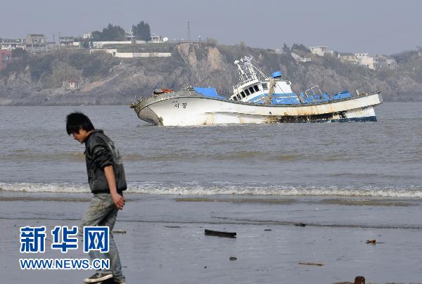 浙江玉环渔民海上救回一艘韩国渔船