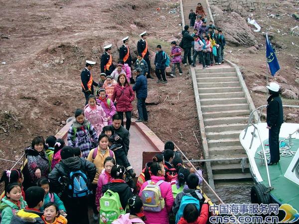 三峡腾库防汛 海事护送5000学生娃上学
