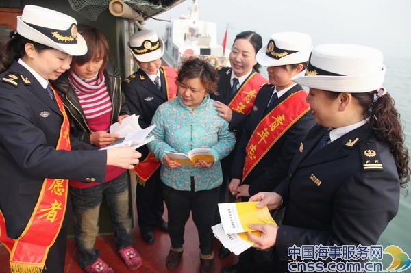 长江首现“三八”女子海事服务队