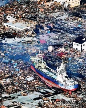 日本大型船舶被海啸推到陆地