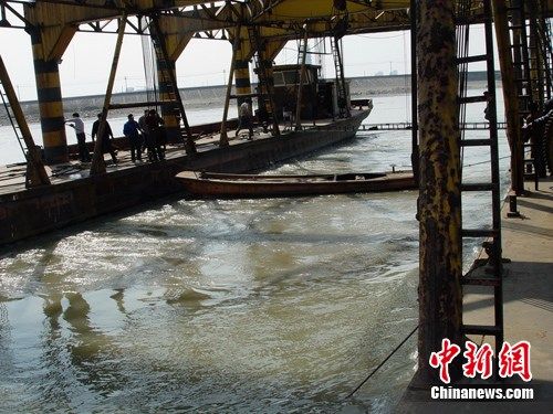 钱塘江杭州段一货船沉没 3名船员全部获救