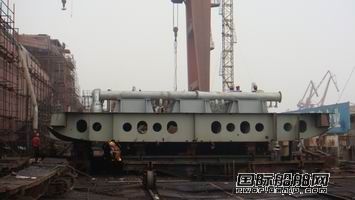 东南造船厂75M平台供应船上船台（图）