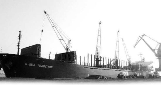 蓬莱港来了世界最大原木货轮（图）