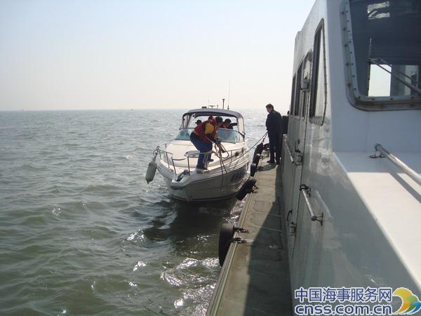 私人游艇失去动力  海事救助拖带回港