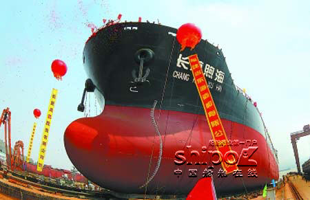 福建白马船厂4.5万吨散货船下水（图）