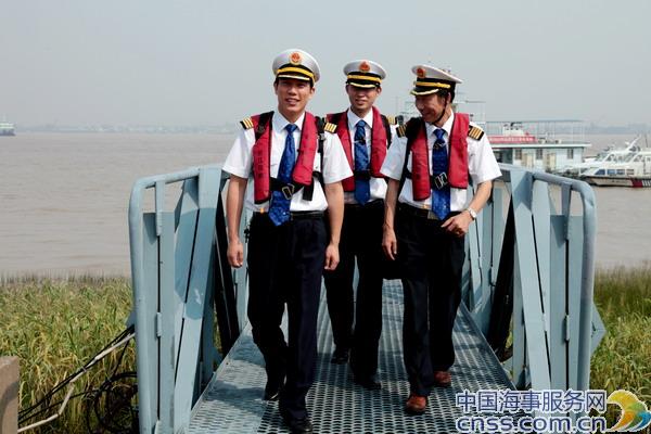 长江引航员为船舶提供优质引航服务