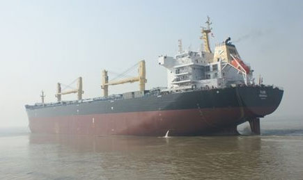 韩通船舶57000吨散货船HT043试航归来