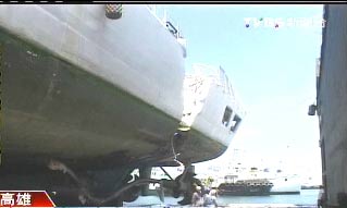 台海巡部门一艘舰船与货轮碰撞 船体裂痕2人伤