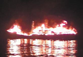渔船莫名突然起火 周边友船救出12人(图)