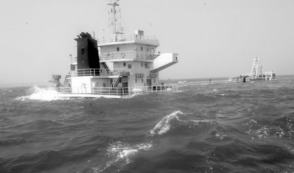 北戴河海域采砂船沉没 16名船员被救起