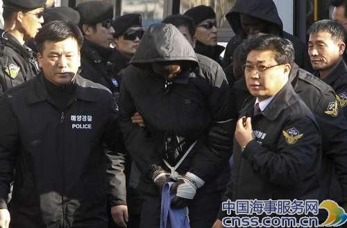 【双语新闻】劫持韩货轮海盗被判无期 在韩服刑