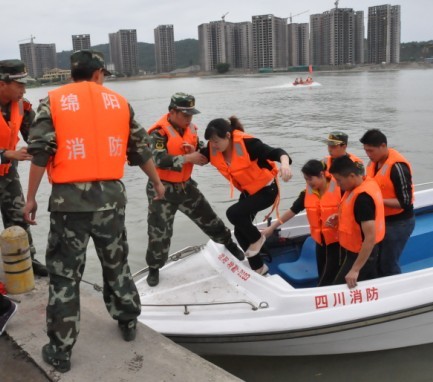 绵阳举行大型抗洪演练　模拟多种事故齐发