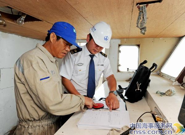 定海海事处联合多部门集中打击运石运砂船