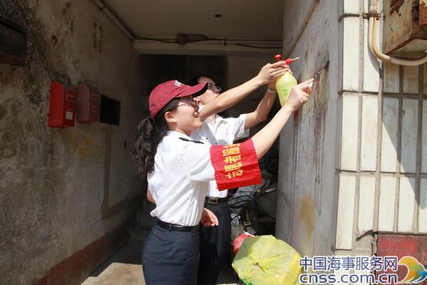 连云港海事志愿服务队投身文明城市创建热潮