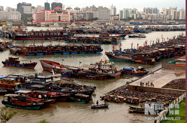 为避“海马”海口新港码头大批渔船回港