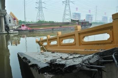 上海运沙船撞塌金汇港桥桥梁 无人受伤（图）