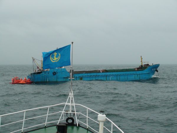 组图：船舶台湾海峡遇险 海事联合救助