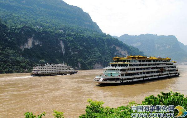 长江洪水期三峡迎旅游旺季 海事实行专船维护