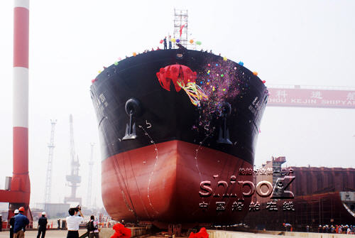 科进船业28000吨油轮“昆仑201”下水（图）