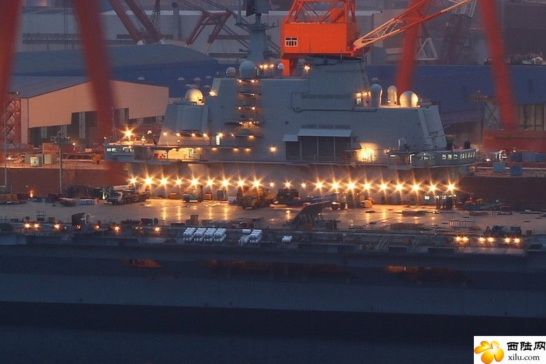 中国航母庞大舰岛很科幻：瓦良格号夜晚加紧改装